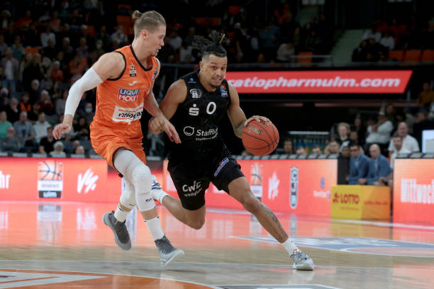 埃泽凭借稳 埃泽凭借稳